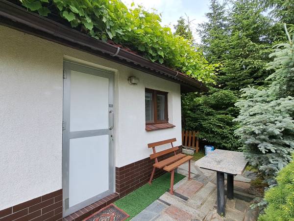 domek 2os w ogrodzie