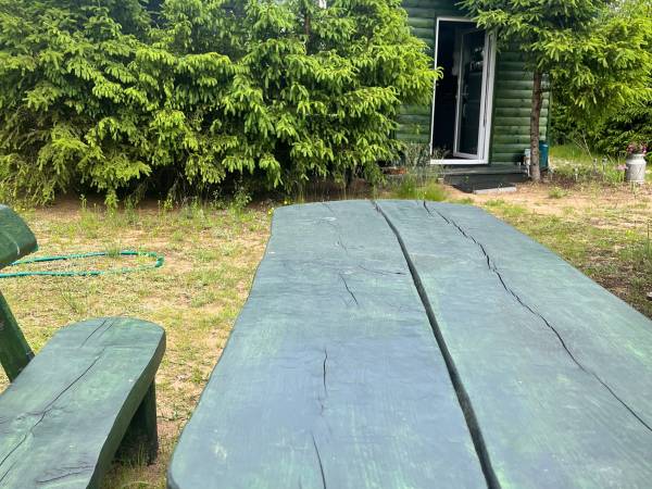 Gampi ;stół z ławami 