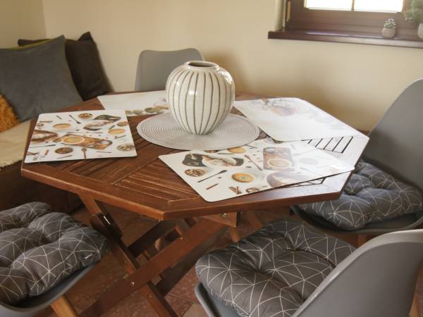 Pokój dzienny z aneksem- domek z dwiema sypialniami.