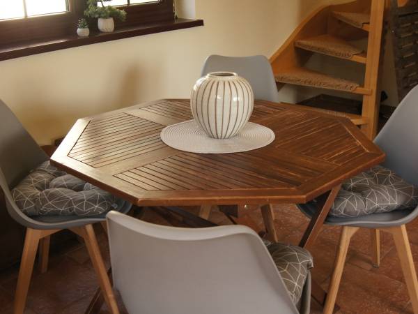 Pokój dzienny z aneksem kuchennym- domek z dwiema sypialniami.