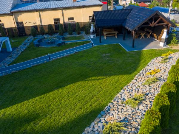 Widok na altanę i palenisko.