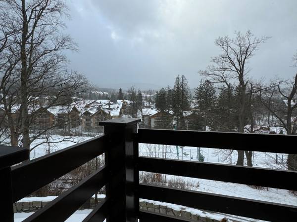 Pokój nr 16 / 2 os. z balkonem. Stolik, krzesła, widok na góry i miasto.