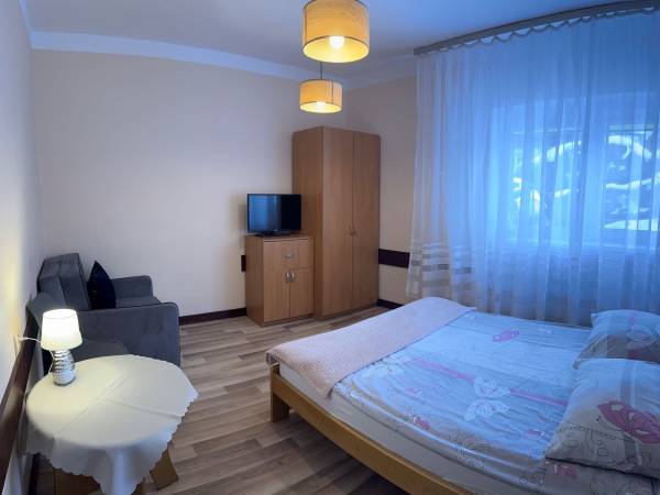 Pokój nr 12 / 3 os. (łóżko małżeńskie + fotel rozkładany) 