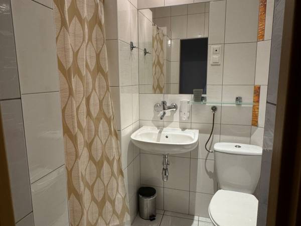 Pokój nr 16 / 2 os. Łazienka, toaleta. prysznic