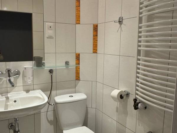 Pokój nr 16 / 2 os. z balkonem. Łazienka, toaleta, prysznic