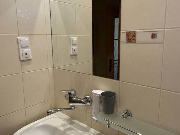 Pokój nr 21 / 1-2 os. Łazienka, toaleta, prysznic.