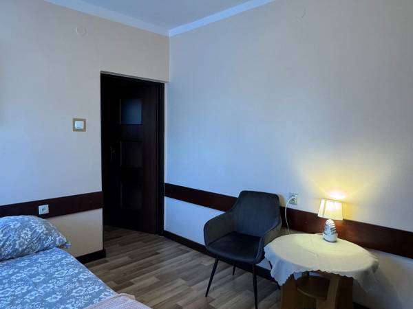 Pokój nr 22 / 3 os. Standard, Łóżko małżeńskie + fotel rozkładany.