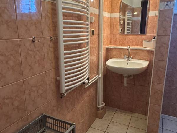 Pokój nr 22 / 3 os. Standard. Łazienka, toaleta, prysznic.