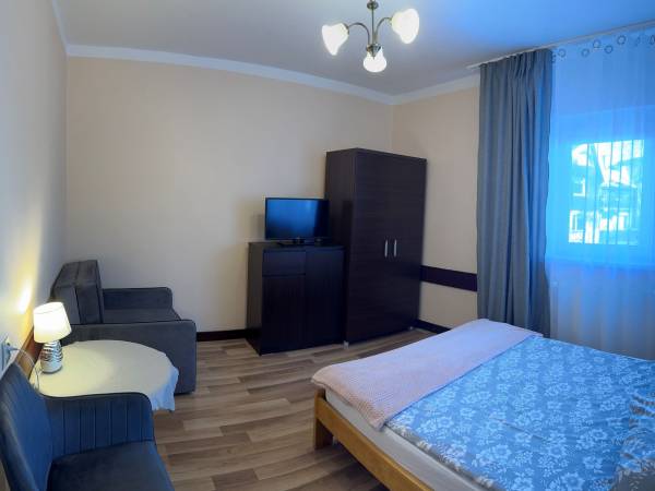 Pokój nr 22 / 3 os. Standard. Szafa, szafka, stolik kawowy, krzesła.