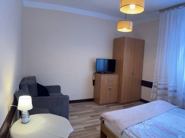 Pokój nr 12 / 3 os. (łóżko małżeńskie + fotel rozkładany) 