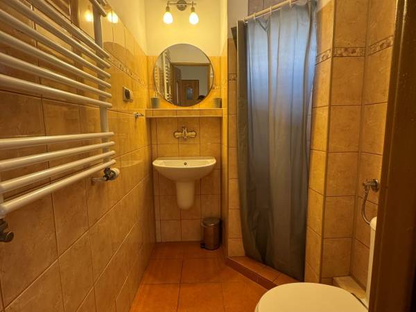 Pokój nr 23 / 4 os. Apartament z balkonem. Dwie łazienki, toaleta prysznic.