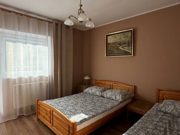 Pokój nr 23 / 4 os. Apartament z balkonem. 2 pokój łóżko małżeńskie + pojedyncze. 
