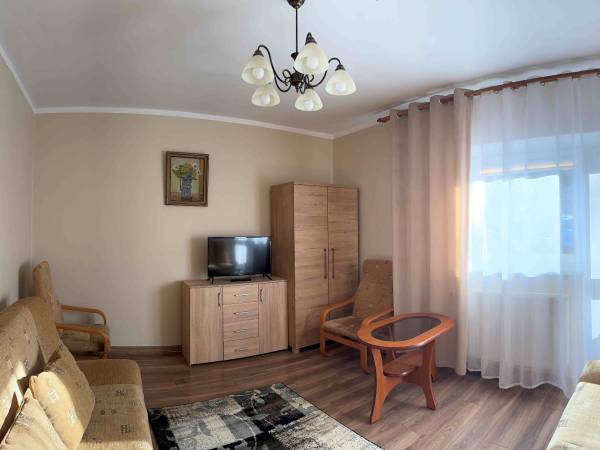 Pokój nr 23 / 4 os. Apartament z balkonem. Szafa, szafka, stolik, fotele.