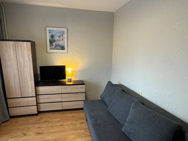 Pokój nr 15 / 2 os. z balkonem, Sofa 2 os. szafa, szafka