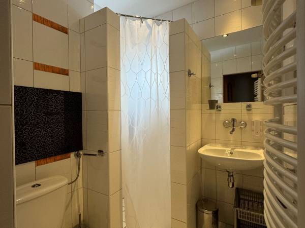 Pokój nr 15 / łazienka, toaleta, prysznic