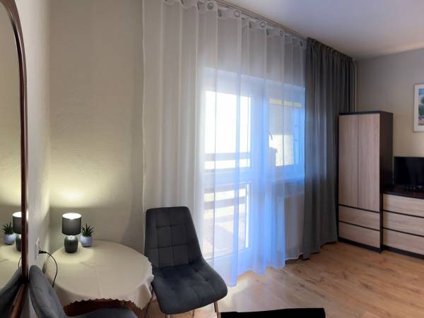 Pokój nr 15 / 2 os. z balkonem, Sofa 2 osobowa, krzesła, stolik