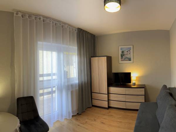 Pokój nr 15 / 2 os. z balkonem, Sofa 2 osobowa, szafa, szafka