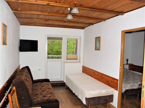 pokój nr 7 - ( studio 4-5 osobowe na 2 piętrze z balkonami )