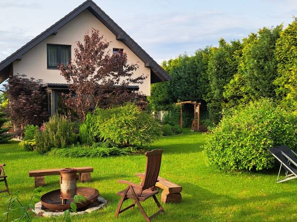 Duży ogród z miejscem do wypoczynku i grillowania.