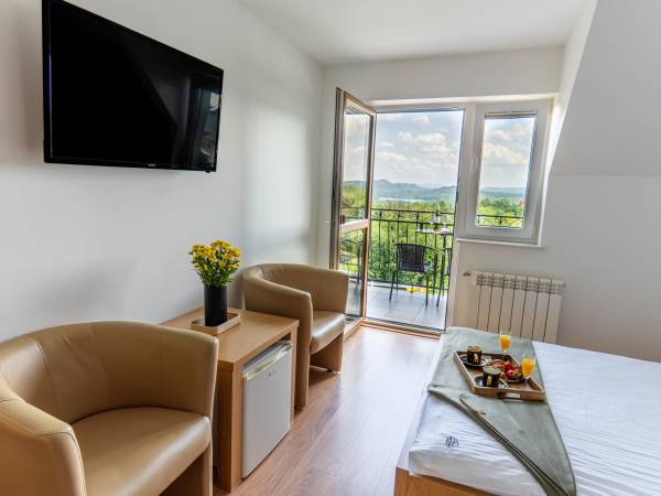 pokój 2-osobowy z łazienką i widokiem na Jezioro Solińskie