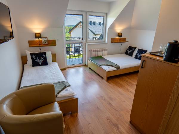 pokój 3-osobowy z łazienką i widokiem na Jezioro Solińskie