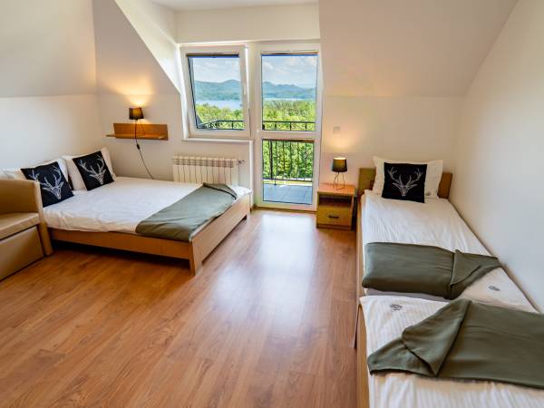 pokój 4-osobowy z łazienką i widokiem na Jezioro Solińskie