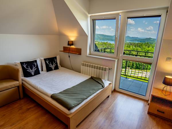 pokój 4-osobowy z łazienką i widokiem na Jezioro Solińskie