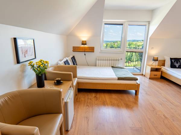 pokój 4-osobowy z łazienką i widokiem na Jezioro Solińskie