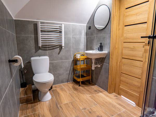 łazienka pokoju na poddaszu 