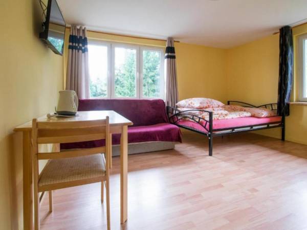 Domki pod Wiązem i Noclegi Pod Lasem