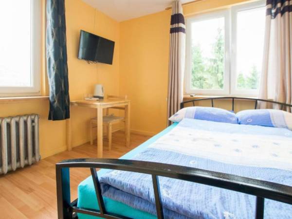 Domki pod Wiązem i Noclegi Pod Lasem