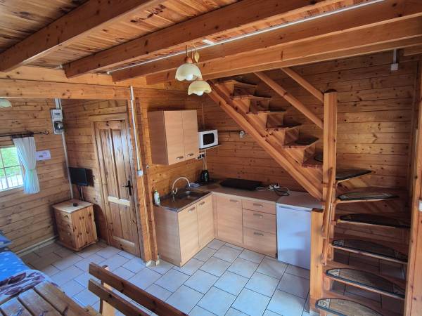 schody do góry i aneks kuchenny