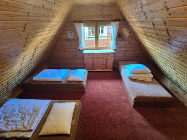 sypialnia na górze w domku