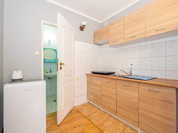 Pokój z aneksem kuchennym i balkonikiem