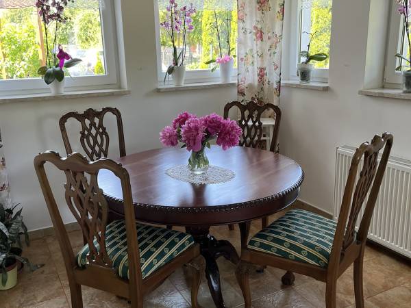 Stół w kuchni ogólnodostępnej