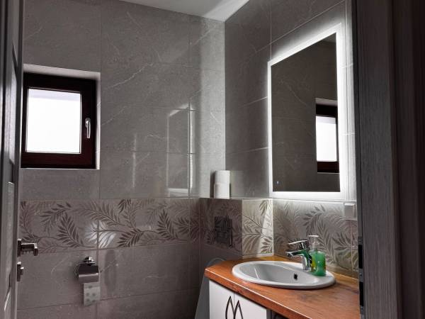 toaleta na parterze , pralka