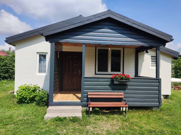 Biały domek parterowy (nr 3)