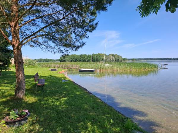 DOMKI LETNISKOWE NAD JEZIOREM NA MAZURACH 