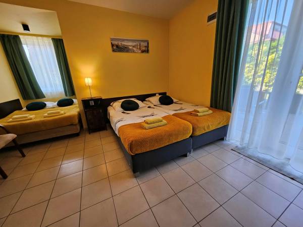 Pokój 4 os. z ogrodem, nr3