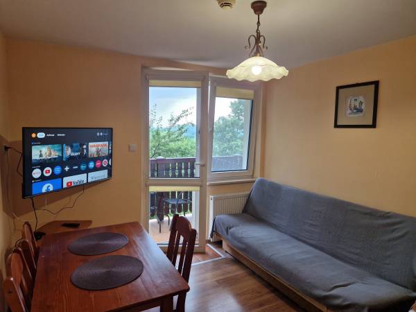 Pokój dzienny z balkonem z widokiem na pasmo Czantorii i Ustroń