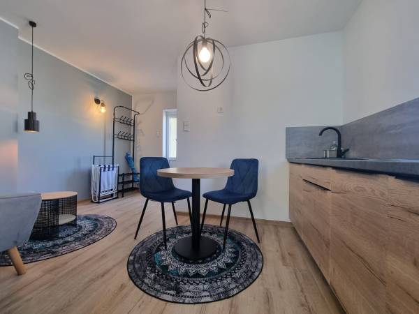 Apartament dla dwojga- salonik z aneksem kuchennym 