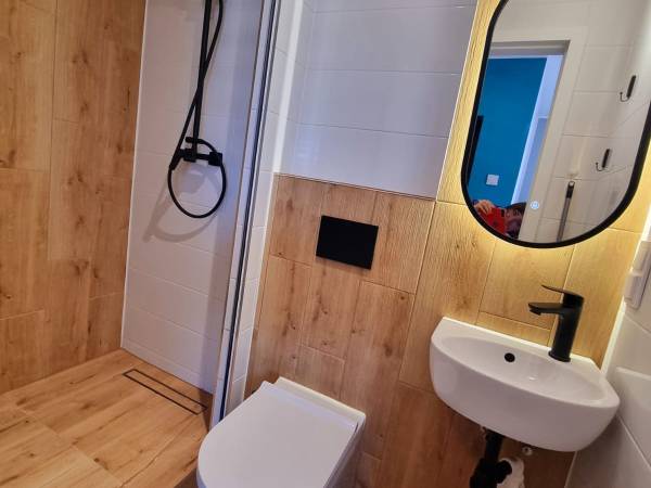 Łazienka w pokoju 2 os. z aneksem kuchennym 