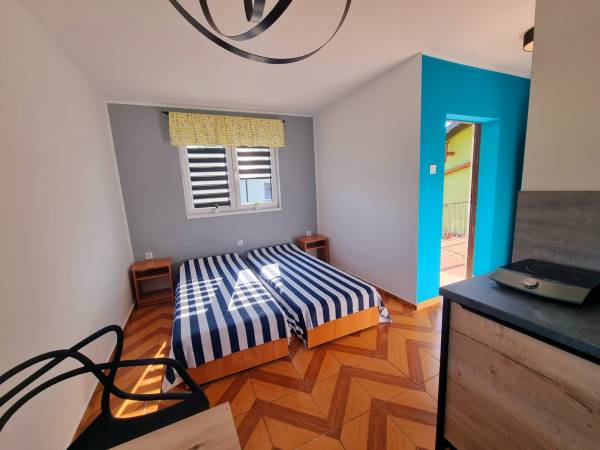 Pokój 2 os. z łazienką I aneksem kuchennym 