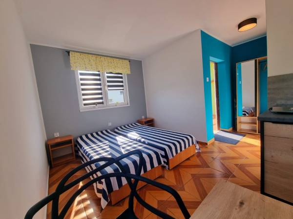 Pokój 2 os. z łazienką I aneksem kuchennym 