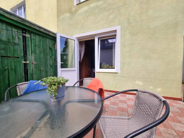 Taras pokoju na parterze dla gości z pieskami 