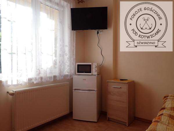 Pokój nr 6 dla 3-4 osób, z łazienką, mini aneksem kuchennym, na parterze z wejściem prosto z ogródka