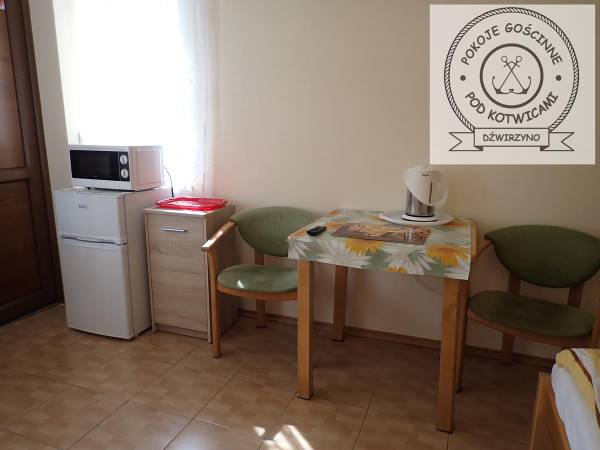 Pokój nr 2 dla 3-4 osób, z łazienką, mini aneksem kuchennym, na parterze z wejściem prosto z ogródka