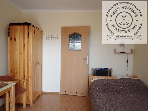 Pokój nr 4 dla 2 osób, z łazienką, mini aneksem kuchennym, na parterze z wejściem prosto z ogródka