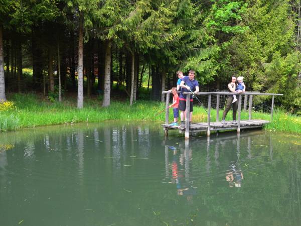połowy świerzego pstrąga na grilla