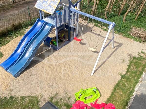 Plac zabaw przy apartamencie